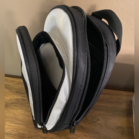 Nintendo Mario DS case. 2 zippered compartments - Picture 3 of 5